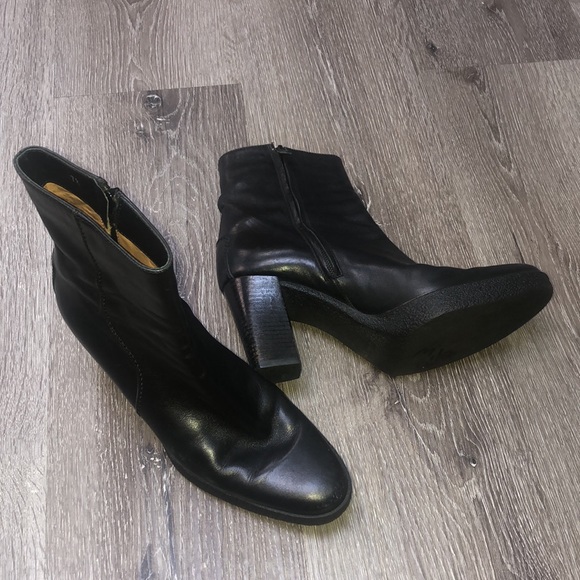 Tod’s Classic Leather Bootie Side Zip Stacked Heel - Picture 2 of 9